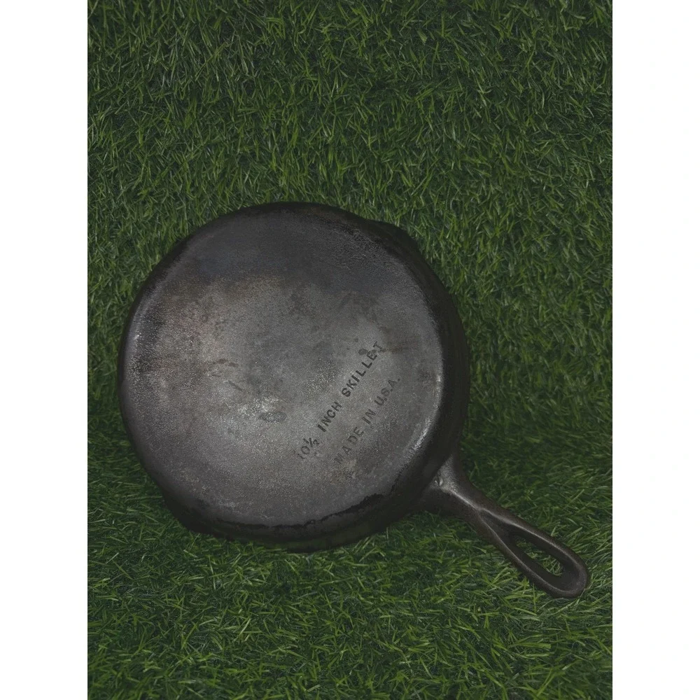 Vintage Unmarked Wagner Cast Iron Skillet Unisex 10.5 Inch Black Made in USA